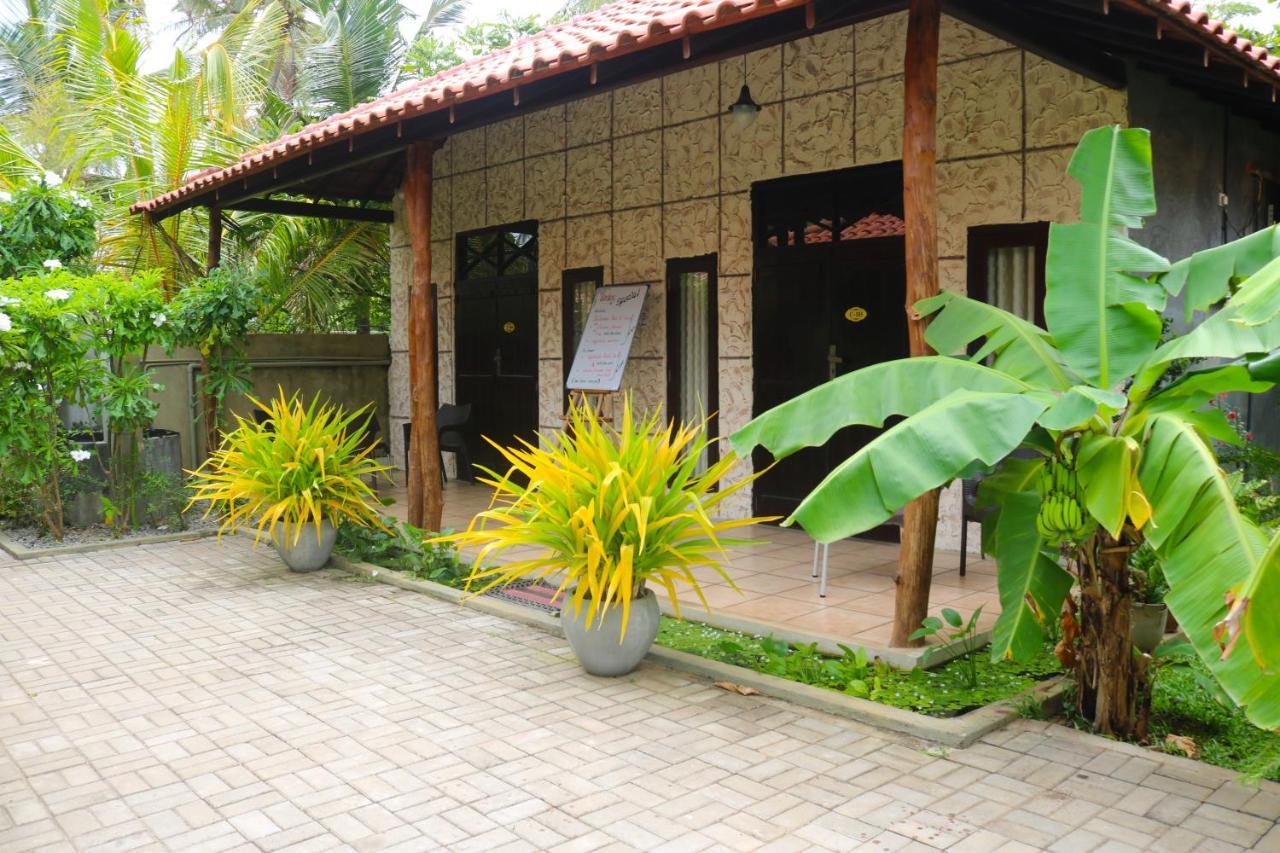 Maple Leaf Hotel Negombo Exterior foto